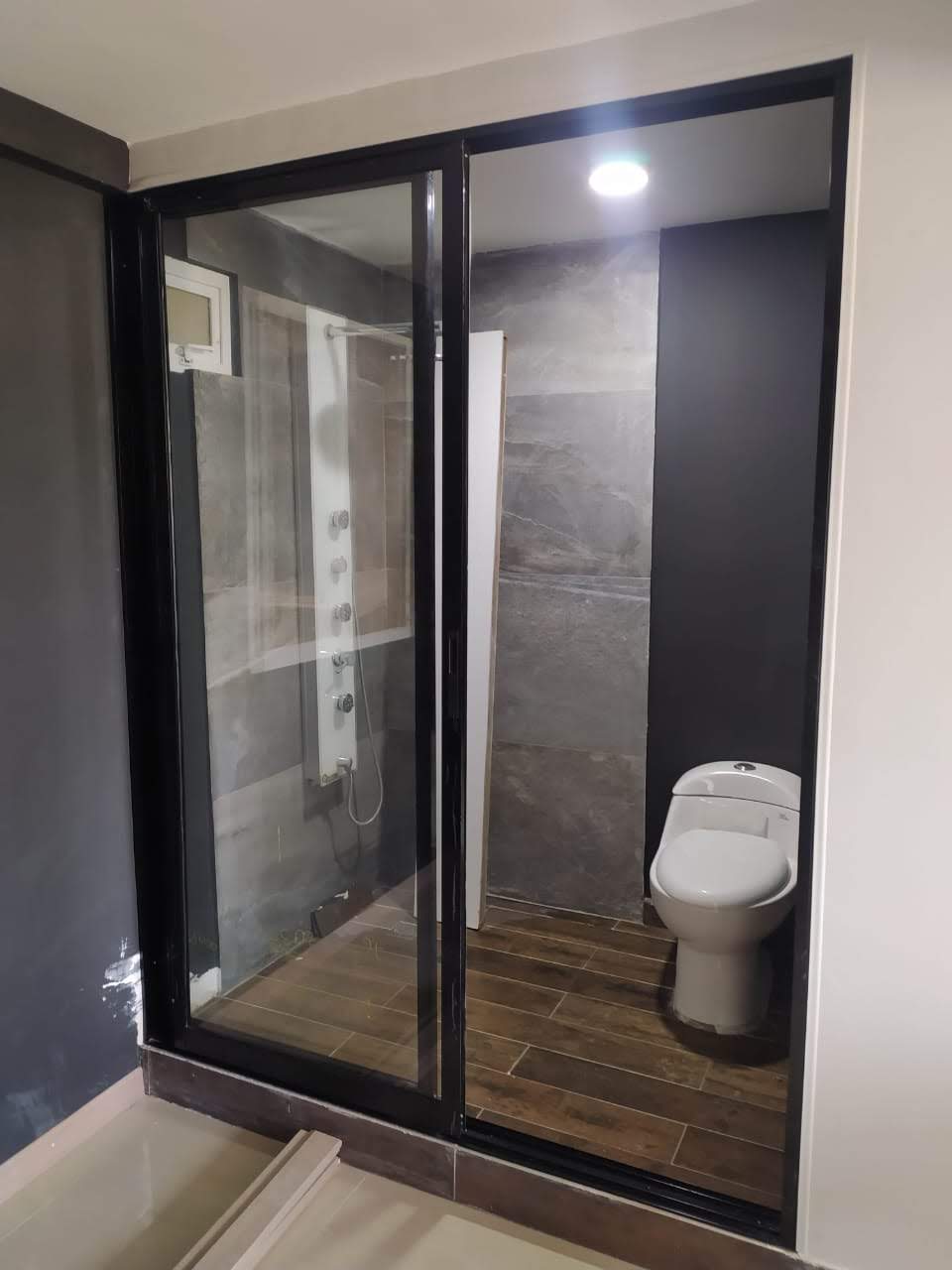 División de baño en aluminio y vidrio